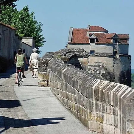 Proche Des Remparts * 朗格勒