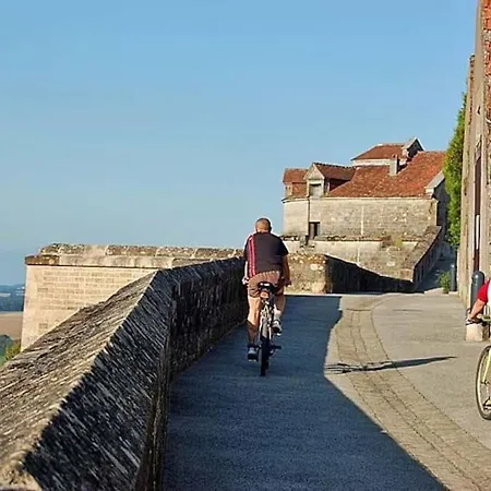 Proche Des Remparts Lägenhet